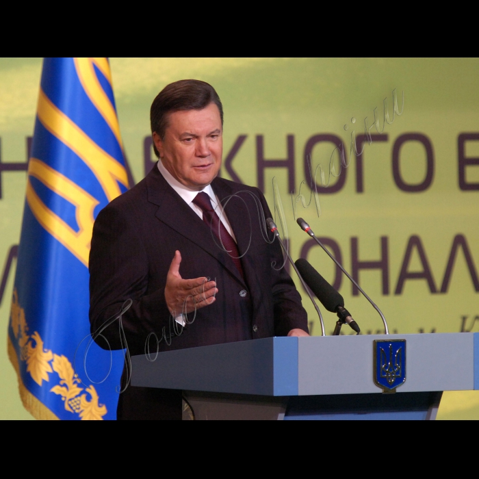Президент України Віктор Янукович узяв участь у міжнародних муніципальних слуханнях «Розвиток належного врядування на місцевому та регіональному рівнях», які відбулися у столичному Українському домі.