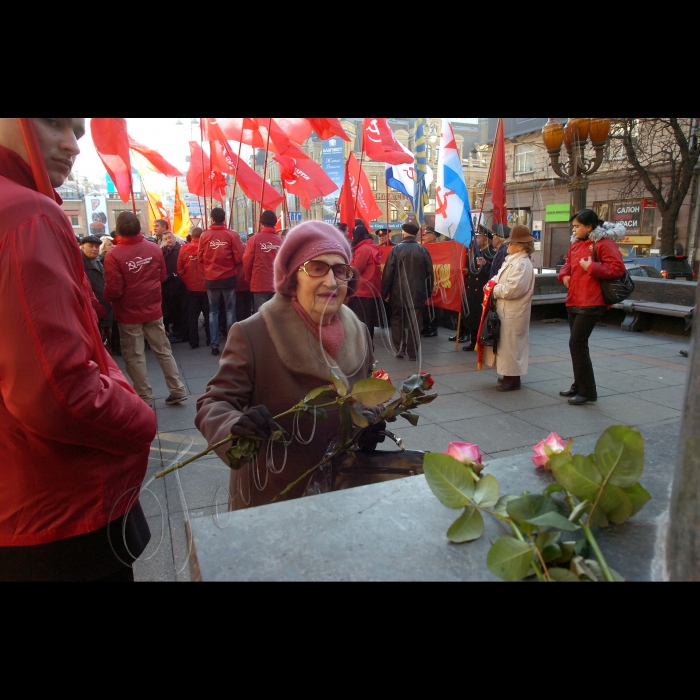 З нагоди 94-ї річниці Жовтневої соціалістичної революції відбулася Всеукраїнська акція протесту на захист соціально-економічних прав трудящих і проти фашизації суспільства. Після покладання квітів до пам'ятника В.І.Леніну керівниками Компартії України і громадськими організаціями лівої спрямованості учасники акції пройшли колонами  Хрещатиком від Бесарабської площі до Майдану Незалежності, де відбувся мітинг.