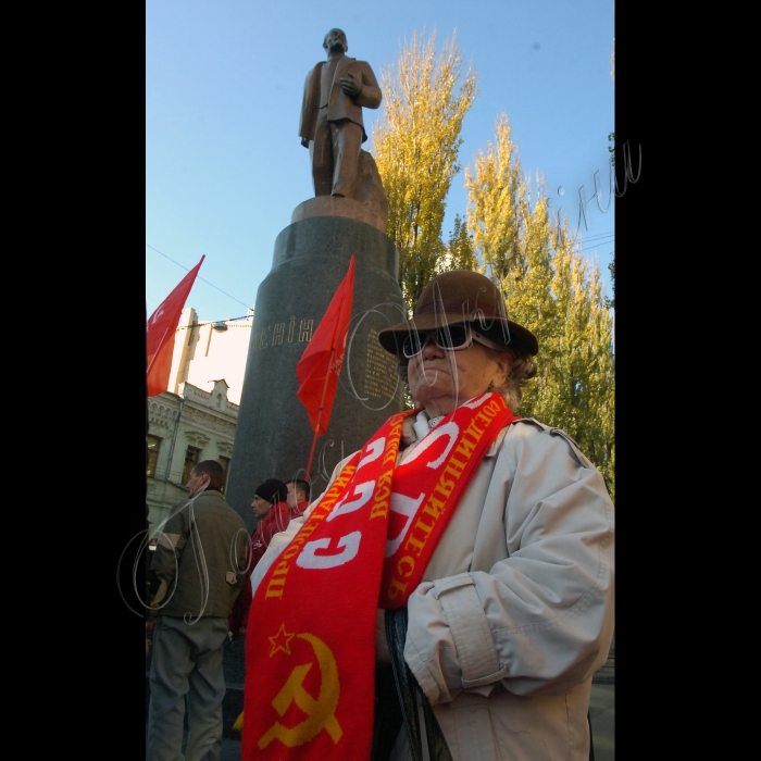 З нагоди 94-ї річниці Жовтневої соціалістичної революції відбулася Всеукраїнська акція протесту на захист соціально-економічних прав трудящих і проти фашизації суспільства. Після покладання квітів до пам'ятника В.І.Леніну керівниками Компартії України і громадськими організаціями лівої спрямованості учасники акції пройшли колонами  Хрещатиком від Бесарабської площі до Майдану Незалежності, де відбувся мітинг.