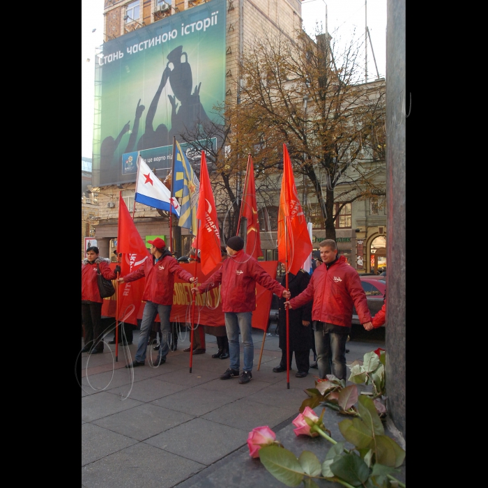 З нагоди 94-ї річниці Жовтневої соціалістичної революції відбулася Всеукраїнська акція протесту на захист соціально-економічних прав трудящих і проти фашизації суспільства. Після покладання квітів до пам'ятника В.І.Леніну керівниками Компартії України і громадськими організаціями лівої спрямованості учасники акції пройшли колонами  Хрещатиком від Бесарабської площі до Майдану Незалежності, де відбувся мітинг.