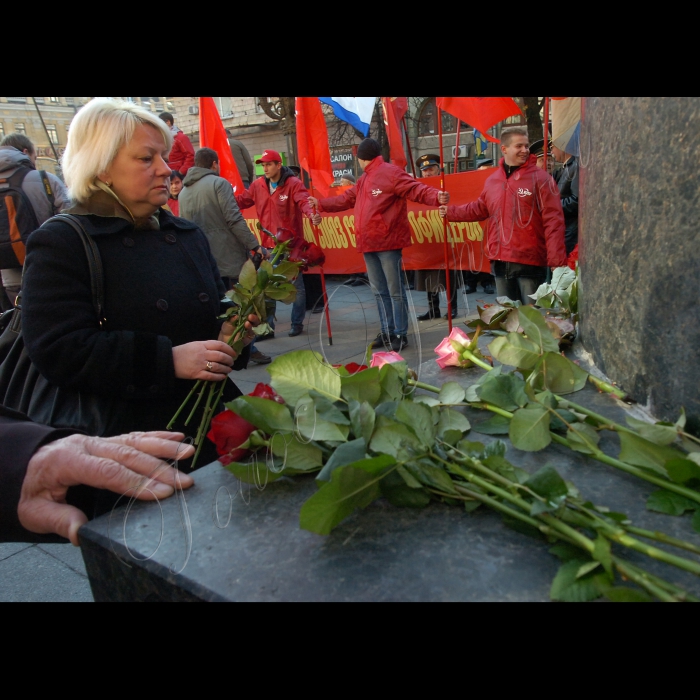 З нагоди 94-ї річниці Жовтневої соціалістичної революції відбулася Всеукраїнська акція протесту на захист соціально-економічних прав трудящих і проти фашизації суспільства. Після покладання квітів до пам'ятника В.І.Леніну керівниками Компартії України і громадськими організаціями лівої спрямованості учасники акції пройшли колонами  Хрещатиком від Бесарабської площі до Майдану Незалежності, де відбувся мітинг.