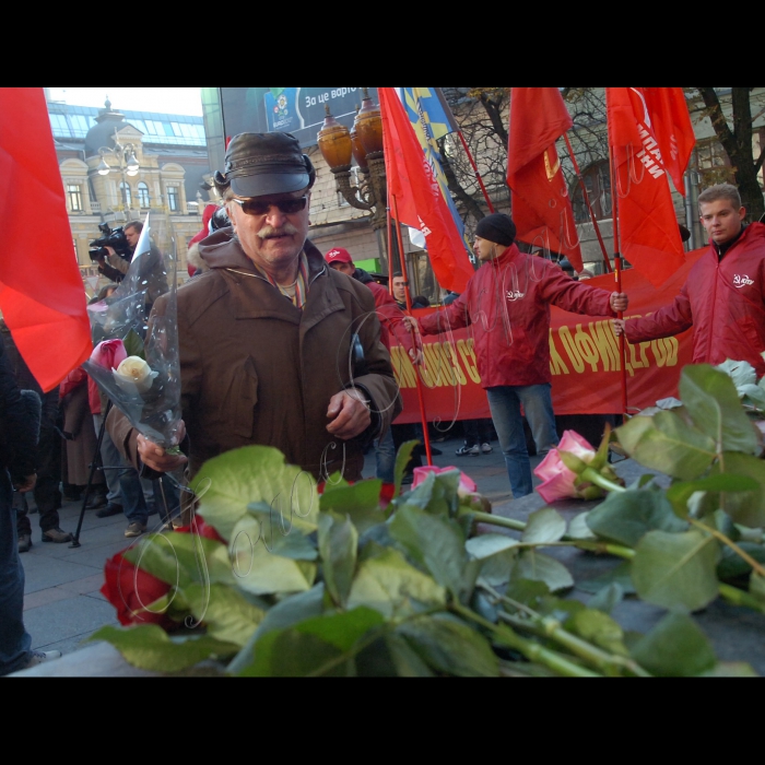 З нагоди 94-ї річниці Жовтневої соціалістичної революції відбулася Всеукраїнська акція протесту на захист соціально-економічних прав трудящих і проти фашизації суспільства. Після покладання квітів до пам'ятника В.І.Леніну керівниками Компартії України і громадськими організаціями лівої спрямованості учасники акції пройшли колонами  Хрещатиком від Бесарабської площі до Майдану Незалежності, де відбувся мітинг.