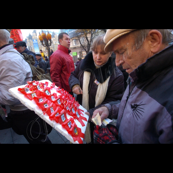 З нагоди 94-ї річниці Жовтневої соціалістичної революції відбулася Всеукраїнська акція протесту на захист соціально-економічних прав трудящих і проти фашизації суспільства. Після покладання квітів до пам'ятника В.І.Леніну керівниками Компартії України і громадськими організаціями лівої спрямованості учасники акції пройшли колонами  Хрещатиком від Бесарабської площі до Майдану Незалежності, де відбувся мітинг.