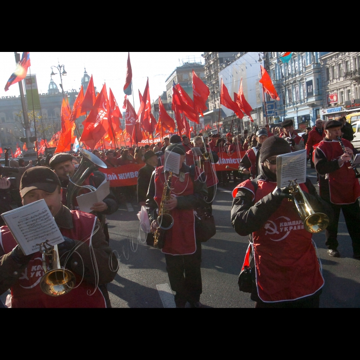З нагоди 94-ї річниці Жовтневої соціалістичної революції відбулася Всеукраїнська акція протесту на захист соціально-економічних прав трудящих і проти фашизації суспільства. Після покладання квітів до пам'ятника В.І.Леніну керівниками Компартії України і громадськими організаціями лівої спрямованості учасники акції пройшли колонами  Хрещатиком від Бесарабської площі до Майдану Незалежності, де відбувся мітинг.