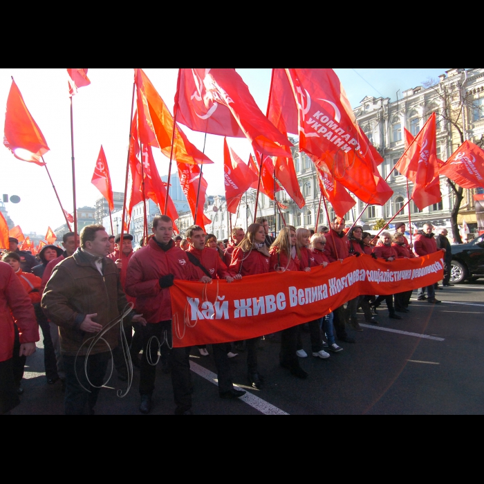 З нагоди 94-ї річниці Жовтневої соціалістичної революції відбулася Всеукраїнська акція протесту на захист соціально-економічних прав трудящих і проти фашизації суспільства. Після покладання квітів до пам'ятника В.І.Леніну керівниками Компартії України і громадськими організаціями лівої спрямованості учасники акції пройшли колонами  Хрещатиком від Бесарабської площі до Майдану Незалежності, де відбувся мітинг.