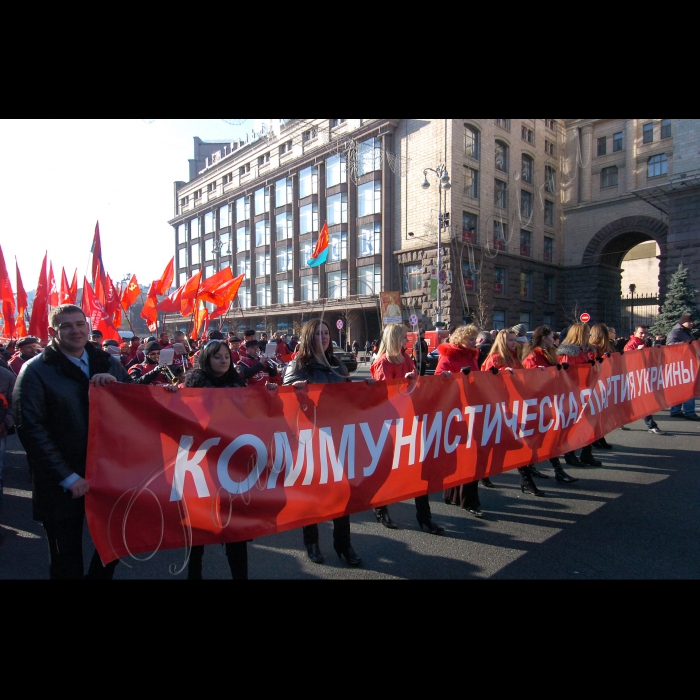 З нагоди 94-ї річниці Жовтневої соціалістичної революції відбулася Всеукраїнська акція протесту на захист соціально-економічних прав трудящих і проти фашизації суспільства. Після покладання квітів до пам'ятника В.І.Леніну керівниками Компартії України і громадськими організаціями лівої спрямованості учасники акції пройшли колонами  Хрещатиком від Бесарабської площі до Майдану Незалежності, де відбувся мітинг.