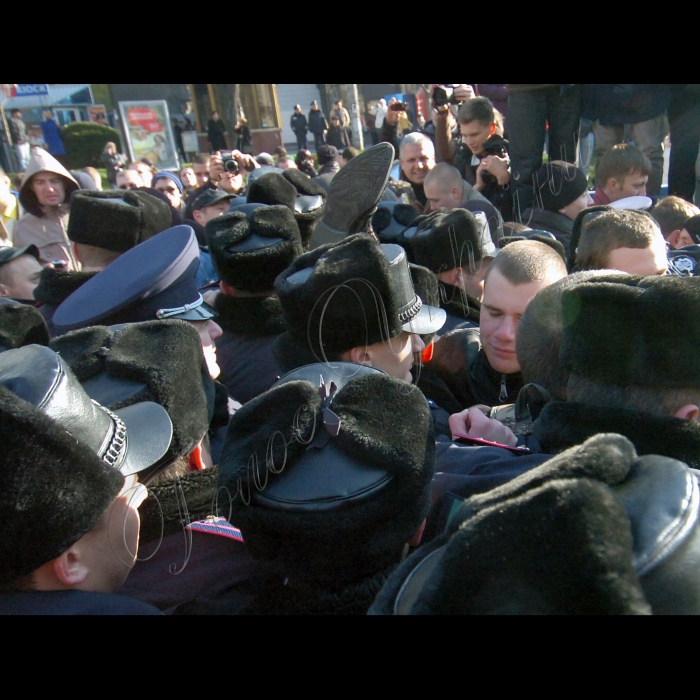 З нагоди 94-ї річниці Жовтневої соціалістичної революції відбулася Всеукраїнська акція протесту на захист соціально-економічних прав трудящих і проти фашизації суспільства. Після покладання квітів до пам'ятника В.І.Леніну керівниками Компартії України і громадськими організаціями лівої спрямованості учасники акції пройшли колонами  Хрещатиком від Бесарабської площі до Майдану Незалежності, де відбувся мітинг.