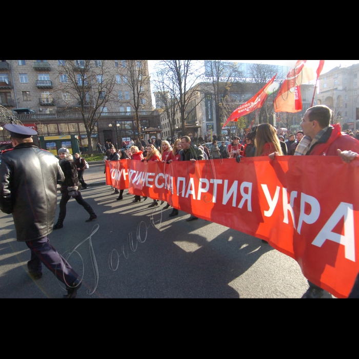 З нагоди 94-ї річниці Жовтневої соціалістичної революції відбулася Всеукраїнська акція протесту на захист соціально-економічних прав трудящих і проти фашизації суспільства. Після покладання квітів до пам'ятника В.І.Леніну керівниками Компартії України і громадськими організаціями лівої спрямованості учасники акції пройшли колонами  Хрещатиком від Бесарабської площі до Майдану Незалежності, де відбувся мітинг.
