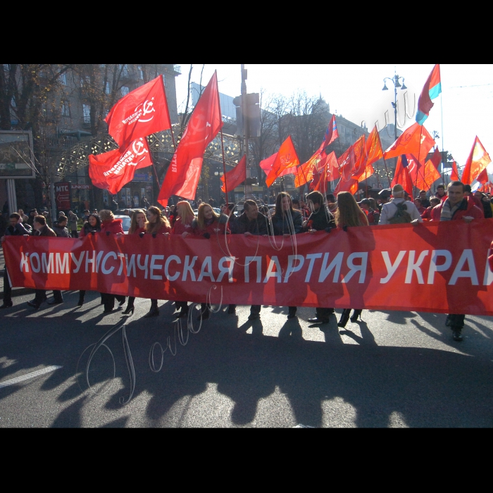 З нагоди 94-ї річниці Жовтневої соціалістичної революції відбулася Всеукраїнська акція протесту на захист соціально-економічних прав трудящих і проти фашизації суспільства. Після покладання квітів до пам'ятника В.І.Леніну керівниками Компартії України і громадськими організаціями лівої спрямованості учасники акції пройшли колонами  Хрещатиком від Бесарабської площі до Майдану Незалежності, де відбувся мітинг.