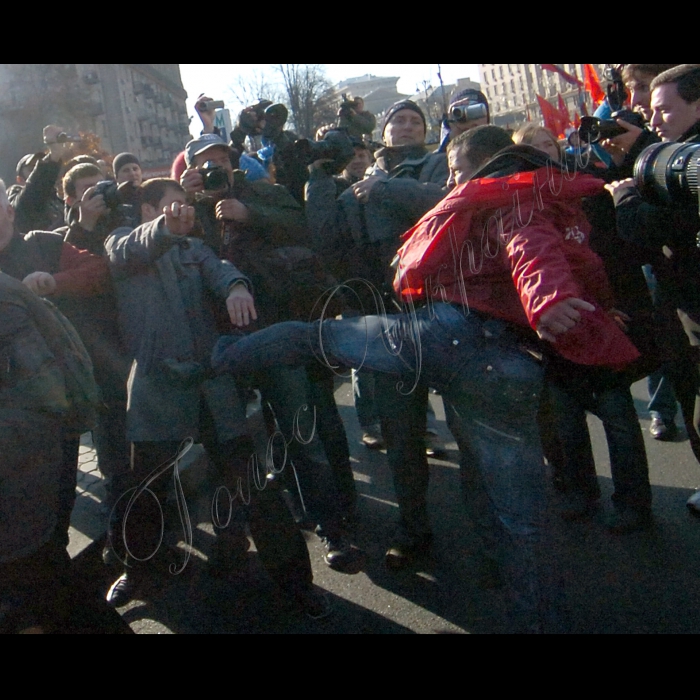З нагоди 94-ї річниці Жовтневої соціалістичної революції відбулася Всеукраїнська акція протесту на захист соціально-економічних прав трудящих і проти фашизації суспільства. Після покладання квітів до пам'ятника В.І.Леніну керівниками Компартії України і громадськими організаціями лівої спрямованості учасники акції пройшли колонами  Хрещатиком від Бесарабської площі до Майдану Незалежності, де відбувся мітинг.