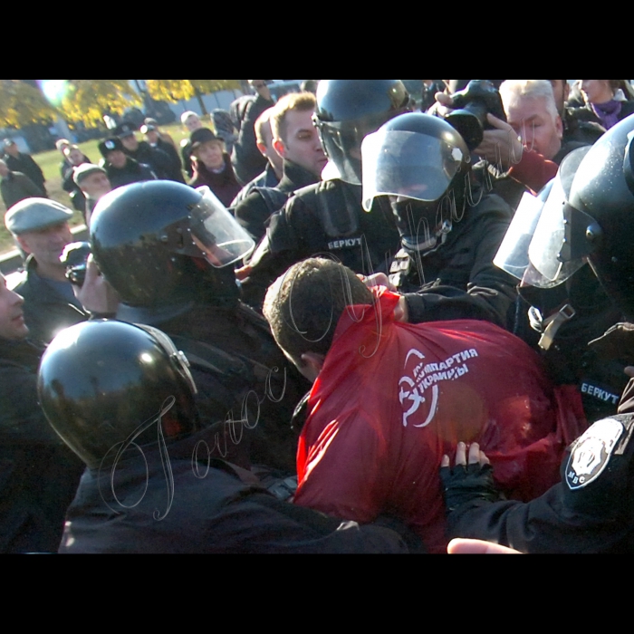 З нагоди 94-ї річниці Жовтневої соціалістичної революції відбулася Всеукраїнська акція протесту на захист соціально-економічних прав трудящих і проти фашизації суспільства. Після покладання квітів до пам'ятника В.І.Леніну керівниками Компартії України і громадськими організаціями лівої спрямованості учасники акції пройшли колонами  Хрещатиком від Бесарабської площі до Майдану Незалежності, де відбувся мітинг.