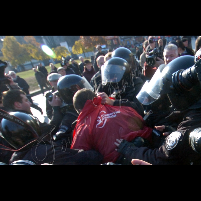 З нагоди 94-ї річниці Жовтневої соціалістичної революції відбулася Всеукраїнська акція протесту на захист соціально-економічних прав трудящих і проти фашизації суспільства. Після покладання квітів до пам'ятника В.І.Леніну керівниками Компартії України і громадськими організаціями лівої спрямованості учасники акції пройшли колонами  Хрещатиком від Бесарабської площі до Майдану Незалежності, де відбувся мітинг.