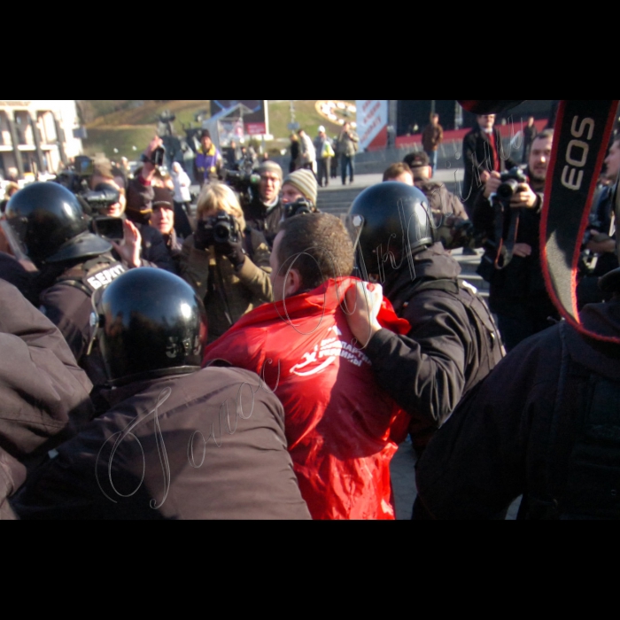 З нагоди 94-ї річниці Жовтневої соціалістичної революції відбулася Всеукраїнська акція протесту на захист соціально-економічних прав трудящих і проти фашизації суспільства. Після покладання квітів до пам'ятника В.І.Леніну керівниками Компартії України і громадськими організаціями лівої спрямованості учасники акції пройшли колонами  Хрещатиком від Бесарабської площі до Майдану Незалежності, де відбувся мітинг.