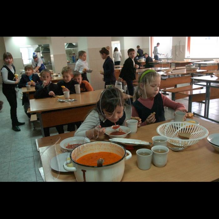 Київська область. Буча. Бучанська гімназія – ліцей-інтернат і школа 4 (з 0511). Шкільна їдальня Спортивні зали.