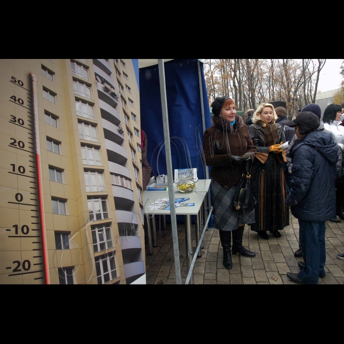 У парку ім.Т.Шевченка відбувся інформаційний ярмарок з енергоефективності, який підсумував проведення Днів енергоефективності у Києві. Організатори: КМДА, Проект USAID «Реформа міського теплозабезпечення в Україні» спільно  з Альянсом «Нова Енергія України». На підтримку енергозбереження відбулися виступи міських дитячих колективів та конкурс малюнку «Моє тепле місто».  Переможці отримали у подарунок сувеніри з логотипом проекту: «Збережи тепло – збережи Україну!». Також у рамках свята виступило керівництво КМДА та Проекту USAID «Реформа міського теплозабзпечення в Україні».