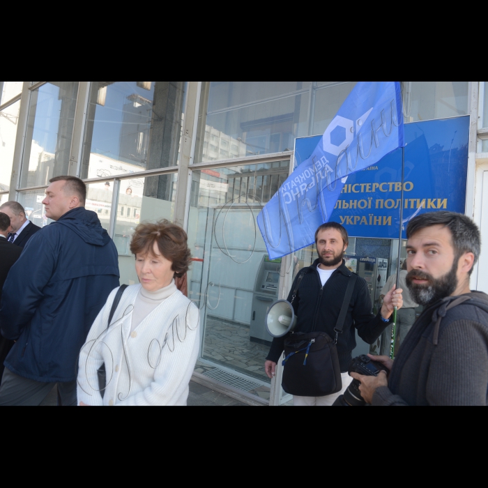 Відбулася акція протесту «Протез для совісті чиновника». Активісти партії «Демократичний Альянс» разом з ветеранами війни в  Афганістані  та представниками волонтерських організацій пікетували  Міністерство соціальної політики України з вимогами працювати в рамках законодавства по забезпеченню інвалідів технічними засобами реабілітації. Під час пікетування активісти  передали лист із вимогами представникам міністерства.