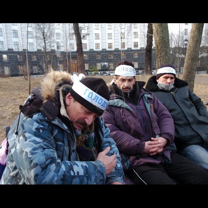 У Маріїнському парку триває акція - голодування чорнобильців. Майже 30 осіб із пов'язками