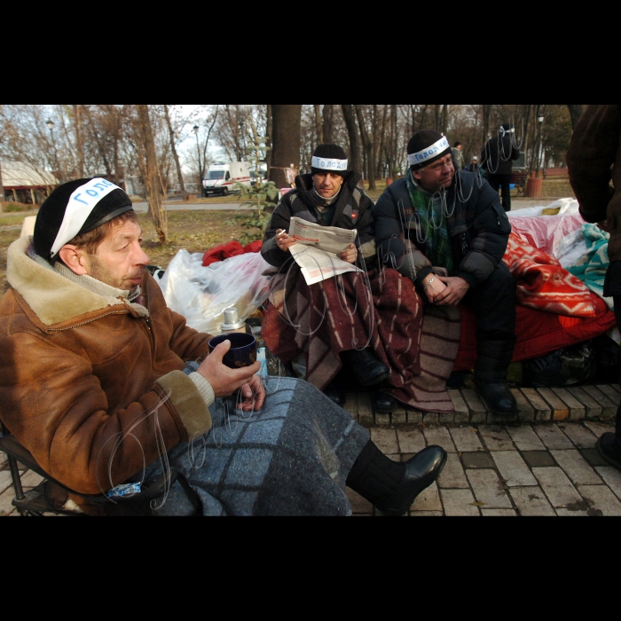 У Маріїнському парку триває акція - голодування чорнобильців. Майже 30 осіб із пов'язками