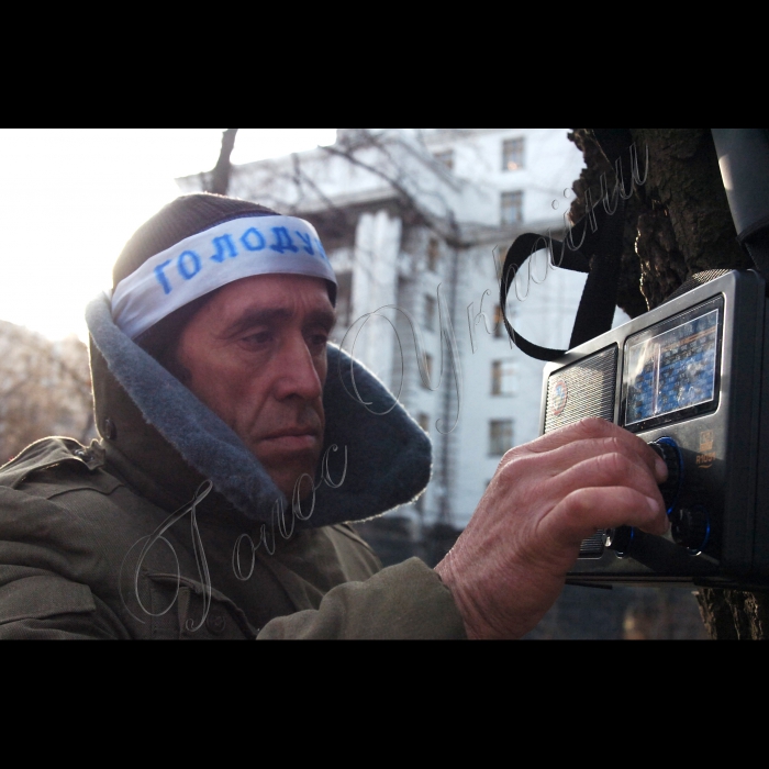 У Маріїнському парку триває акція - голодування чорнобильців. Майже 30 осіб із пов'язками