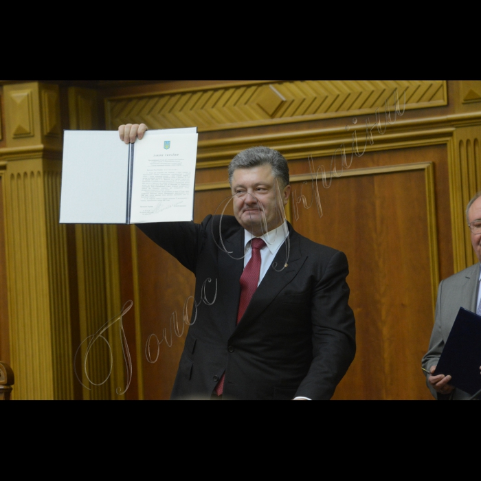 Пленарне засідання Верховної Ради України. Ратифікація  Верховною Радою України Угоди про асоціацію між Україною та ЄС  за присутності Президента України Петра Порошенка, Прем'єр-міністра України Арсенія Яценюка, членів Кабінету Міністрів.
Президент України з підписаним документом про асоціацію.  
