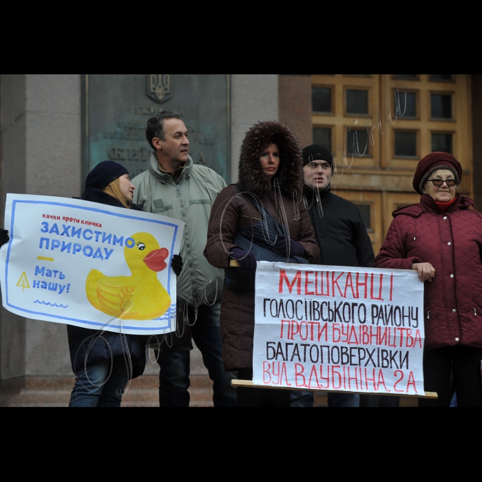 Місцеві жителі, які борються проти ущільнювальної забудови, пікетували пленарное засідання Київської міської ради. Девіз акції: «Злобудовники! Припиніть руйнувати наше місто!». Місцеві жителі протестують проти незаконного захоплення дворів, парків і скверів будівельними компаніями і проти інспірування будівельного терору київською владою. В акції візьмуть участь активісти ініціативних груп Биківні, Микільської Слобідки, вул. Саксаганського, 111, пров. Святошинського, 2, вул. Анрі Барбюса, 28, вул. Львівської, 15, вул. Вільшанської і багатьох інших. Протестувальники вимагають покласти край незаконним забудовам і припинити ущільнювальний будівельний терор. Організатори акції – ГО «Барви життя», ГО «Микільська Слобідка».