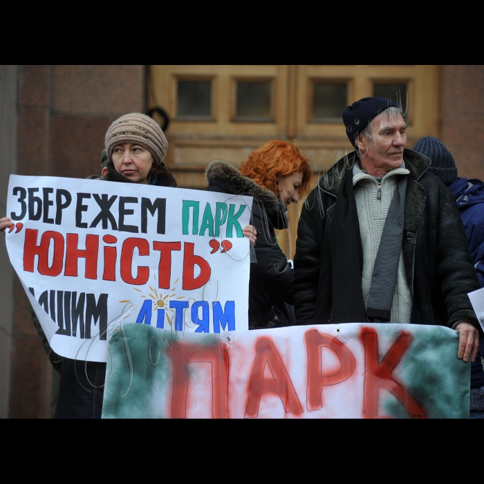 Місцеві жителі, які борються проти ущільнювальної забудови, пікетували пленарное засідання Київської міської ради. Девіз акції: «Злобудовники! Припиніть руйнувати наше місто!». Місцеві жителі протестують проти незаконного захоплення дворів, парків і скверів будівельними компаніями і проти інспірування будівельного терору київською владою. В акції візьмуть участь активісти ініціативних груп Биківні, Микільської Слобідки, вул. Саксаганського, 111, пров. Святошинського, 2, вул. Анрі Барбюса, 28, вул. Львівської, 15, вул. Вільшанської і багатьох інших. Протестувальники вимагають покласти край незаконним забудовам і припинити ущільнювальний будівельний терор. Організатори акції – ГО «Барви життя», ГО «Микільська Слобідка».