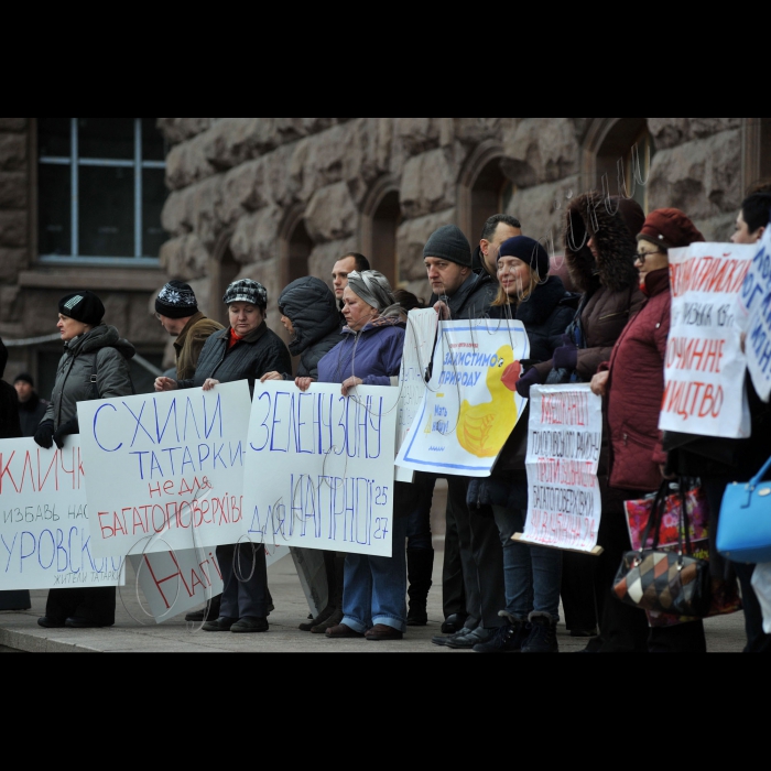Місцеві жителі, які борються проти ущільнювальної забудови, пікетували пленарное засідання Київської міської ради. Девіз акції: «Злобудовники! Припиніть руйнувати наше місто!». Місцеві жителі протестують проти незаконного захоплення дворів, парків і скверів будівельними компаніями і проти інспірування будівельного терору київською владою. В акції візьмуть участь активісти ініціативних груп Биківні, Микільської Слобідки, вул. Саксаганського, 111, пров. Святошинського, 2, вул. Анрі Барбюса, 28, вул. Львівської, 15, вул. Вільшанської і багатьох інших. Протестувальники вимагають покласти край незаконним забудовам і припинити ущільнювальний будівельний терор. Організатори акції – ГО «Барви життя», ГО «Микільська Слобідка».