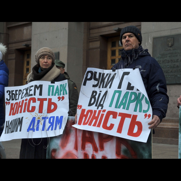 Місцеві жителі, які борються проти ущільнювальної забудови, пікетували пленарное засідання Київської міської ради. Девіз акції: «Злобудовники! Припиніть руйнувати наше місто!». Місцеві жителі протестують проти незаконного захоплення дворів, парків і скверів будівельними компаніями і проти інспірування будівельного терору київською владою. В акції візьмуть участь активісти ініціативних груп Биківні, Микільської Слобідки, вул. Саксаганського, 111, пров. Святошинського, 2, вул. Анрі Барбюса, 28, вул. Львівської, 15, вул. Вільшанської і багатьох інших. Протестувальники вимагають покласти край незаконним забудовам і припинити ущільнювальний будівельний терор. Організатори акції – ГО «Барви життя», ГО «Микільська Слобідка».
