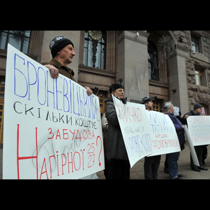 Місцеві жителі, які борються проти ущільнювальної забудови, пікетували пленарное засідання Київської міської ради. Девіз акції: «Злобудовники! Припиніть руйнувати наше місто!». Місцеві жителі протестують проти незаконного захоплення дворів, парків і скверів будівельними компаніями і проти інспірування будівельного терору київською владою. В акції візьмуть участь активісти ініціативних груп Биківні, Микільської Слобідки, вул. Саксаганського, 111, пров. Святошинського, 2, вул. Анрі Барбюса, 28, вул. Львівської, 15, вул. Вільшанської і багатьох інших. Протестувальники вимагають покласти край незаконним забудовам і припинити ущільнювальний будівельний терор. Організатори акції – ГО «Барви життя», ГО «Микільська Слобідка».