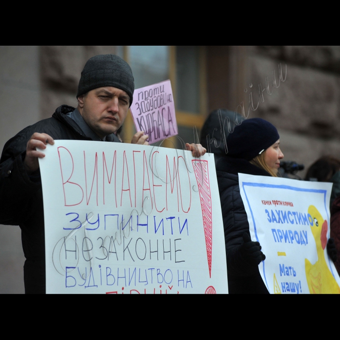 Місцеві жителі, які борються проти ущільнювальної забудови, пікетували пленарное засідання Київської міської ради. Девіз акції: «Злобудовники! Припиніть руйнувати наше місто!». Місцеві жителі протестують проти незаконного захоплення дворів, парків і скверів будівельними компаніями і проти інспірування будівельного терору київською владою. В акції візьмуть участь активісти ініціативних груп Биківні, Микільської Слобідки, вул. Саксаганського, 111, пров. Святошинського, 2, вул. Анрі Барбюса, 28, вул. Львівської, 15, вул. Вільшанської і багатьох інших. Протестувальники вимагають покласти край незаконним забудовам і припинити ущільнювальний будівельний терор. Організатори акції – ГО «Барви життя», ГО «Микільська Слобідка».
