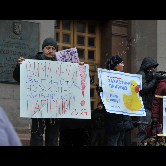 Місцеві жителі, які борються проти ущільнювальної забудови, пікетували пленарное засідання Київської міської ради. Девіз акції: «Злобудовники! Припиніть руйнувати наше місто!». Місцеві жителі протестують проти незаконного захоплення дворів, парків і скверів будівельними компаніями і проти інспірування будівельного терору київською владою. В акції візьмуть участь активісти ініціативних груп Биківні, Микільської Слобідки, вул. Саксаганського, 111, пров. Святошинського, 2, вул. Анрі Барбюса, 28, вул. Львівської, 15, вул. Вільшанської і багатьох інших. Протестувальники вимагають покласти край незаконним забудовам і припинити ущільнювальний будівельний терор. Організатори акції – ГО «Барви життя», ГО «Микільська Слобідка».