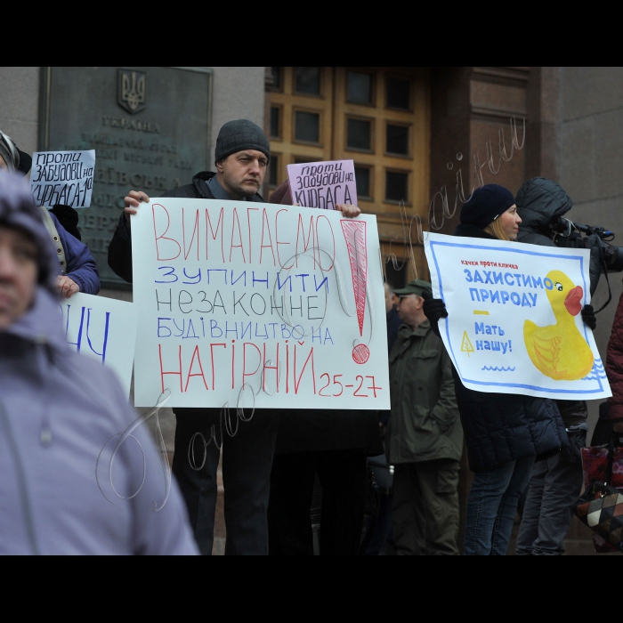 Місцеві жителі, які борються проти ущільнювальної забудови, пікетували пленарное засідання Київської міської ради. Девіз акції: «Злобудовники! Припиніть руйнувати наше місто!». Місцеві жителі протестують проти незаконного захоплення дворів, парків і скверів будівельними компаніями і проти інспірування будівельного терору київською владою. В акції візьмуть участь активісти ініціативних груп Биківні, Микільської Слобідки, вул. Саксаганського, 111, пров. Святошинського, 2, вул. Анрі Барбюса, 28, вул. Львівської, 15, вул. Вільшанської і багатьох інших. Протестувальники вимагають покласти край незаконним забудовам і припинити ущільнювальний будівельний терор. Організатори акції – ГО «Барви життя», ГО «Микільська Слобідка».