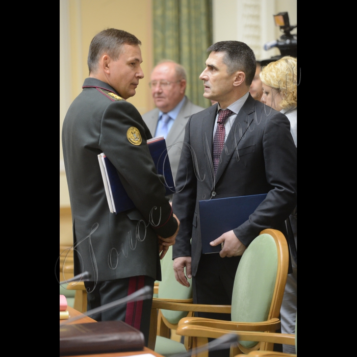 10 вересня 2014. Відбулося засідання Кабінету Міністрів України. У ньому взяли участь Президент України Петро Порошенко, Голова Верховної Ради України Олександр Турчинов, голови обласних державних адміністрацій та міста Києва.
Міністр оборони Валерій Гелетей та Генпрокурор Віталій Ярема.
