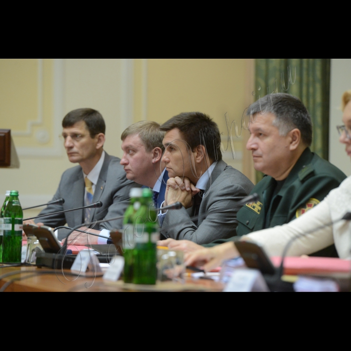10 вересня 2014. Відбулося засідання Кабінету Міністрів України. У ньому взяли участь Президент України Петро Порошенко, Голова Верховної Ради України Олександр Турчинов, голови обласних державних адміністрацій та міста Києва.
Віце-прем'єр-міністр України Олександр Сич, міністр юстиції України Павло Петренко, міністр закордонних справ України Павло Клімкін та міністр внутрішніх справ України Арсен Аваков.