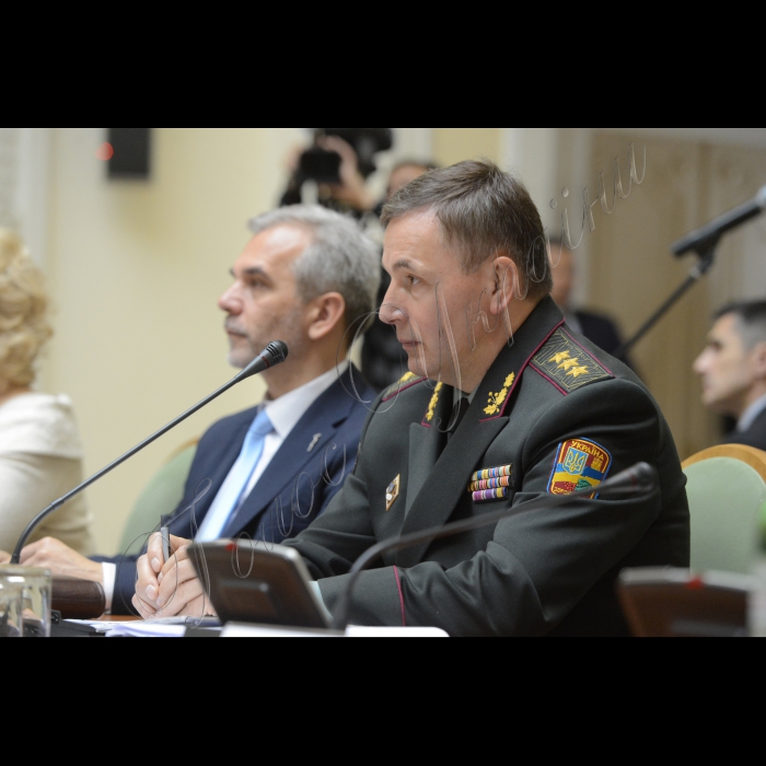10 вересня 2014. Відбулося засідання Кабінету Міністрів України. У ньому взяли участь Президент України Петро Порошенко, Голова Верховної Ради України Олександр Турчинов, голови обласних державних адміністрацій та міста Києва.
Мусій, Міністр оборони України Валерій Гелетей.