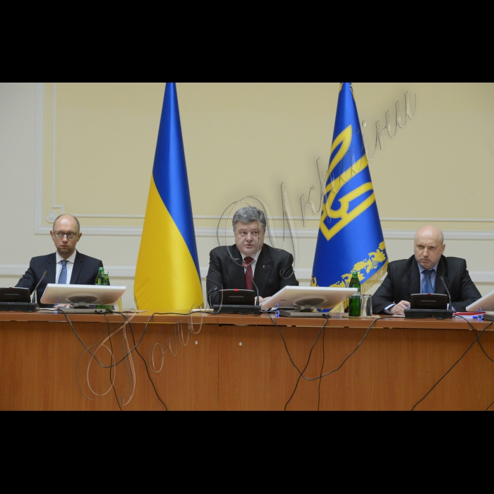 10 вересня 2014. Відбулося засідання Кабінету Міністрів України. У ньому взяли участь Президент України Петро Порошенко, Голова Верховної Ради України Олександр Турчинов, голови обласних державних адміністрацій та міста Києва.
Прем'єр-міністр України Арсеній Яценюк