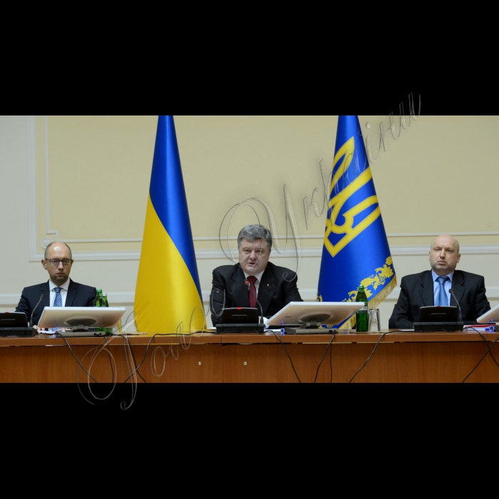 10 вересня 2014. Відбулося засідання Кабінету Міністрів України. У ньому взяли участь Президент України Петро Порошенко, Голова Верховної Ради України Олександр Турчинов, голови обласних державних адміністрацій та міста Києва.
Прем'єр-міністр України Арсеній Яценюк