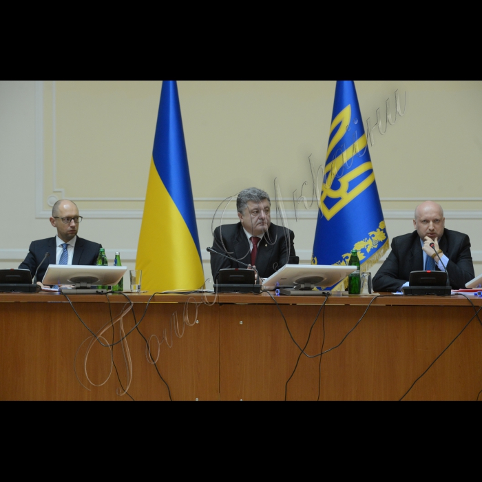 10 вересня 2014. Відбулося засідання Кабінету Міністрів України. У ньому взяли участь Президент України Петро Порошенко, Голова Верховної Ради України Олександр Турчинов, голови обласних державних адміністрацій та міста Києва.