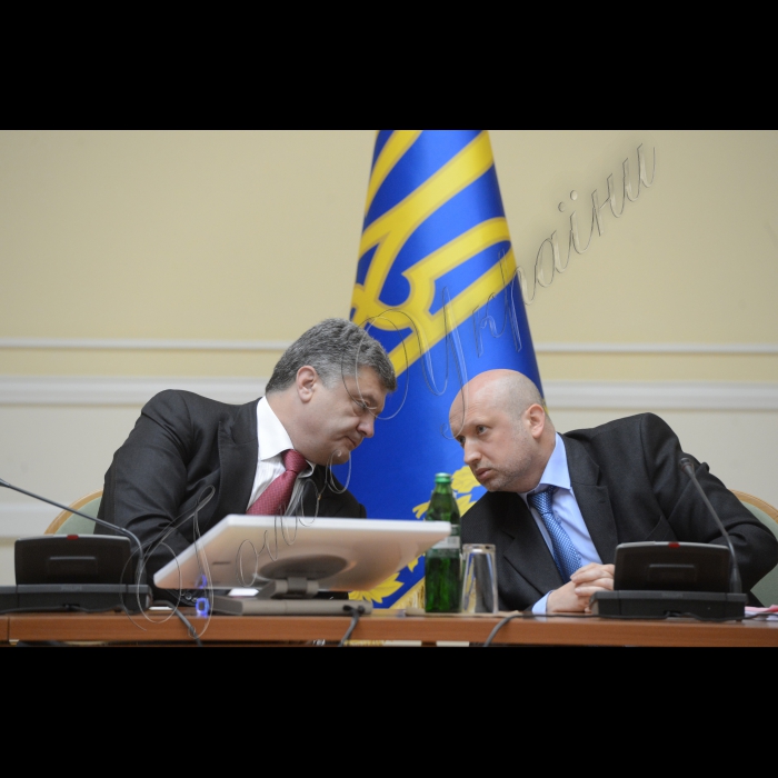 10 вересня 2014. Відбулося засідання Кабінету Міністрів України. У ньому взяли участь Президент України Петро Порошенко, Голова Верховної Ради України Олександр Турчинов, голови обласних державних адміністрацій та міста Києва.