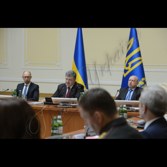 10 вересня 2014. Відбулося засідання Кабінету Міністрів України. У ньому взяли участь Президент України Петро Порошенко, Голова Верховної Ради України Олександр Турчинов, голови обласних державних адміністрацій та 
міста Києва.
Прем'єр-міністр України Арсеній Яценюк