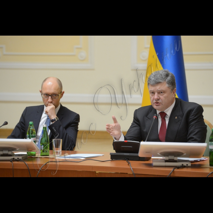 10 вересня 2014. Відбулося засідання Кабінету Міністрів України. У ньому взяли участь Президент України Петро Порошенко, Голова Верховної Ради України Олександр Турчинов, голови обласних державних адміністрацій та міста Києва.
Прем'єр-міністр України Арсеній Яценюк