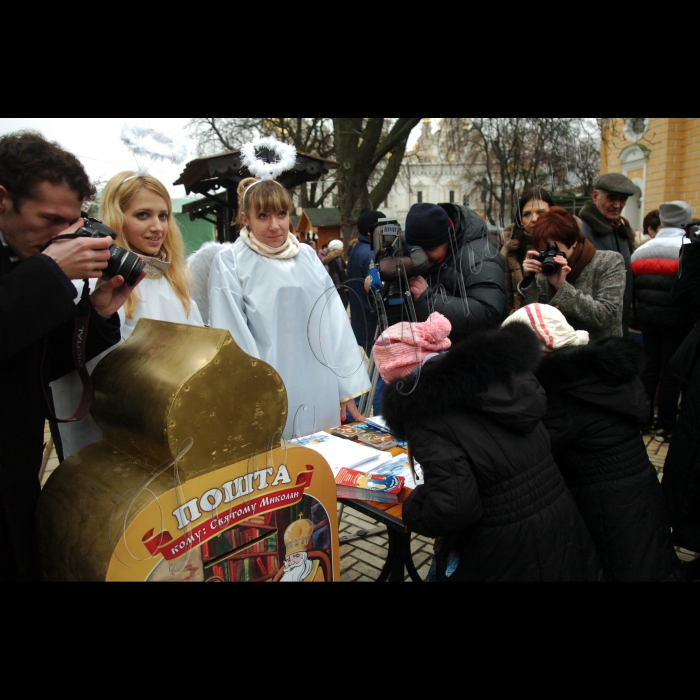 У рамках благодійного ярмарку «Три мішечки від Миколая» відкрито благодійну лаврську ялинку на Соборній вулиці Києво-Печерського заповідника. Для дітей проводитимуть майстер-класи з виготовлення годівничок для птахів -  16 і 19 грудня початок о 15.00, 17 і 18 грудня - 12.00. Працюватиме «Пошта Святого Миколая».  На благодійному ярмарку  «Три мішечки від Миколая» можна буде придбати святкові подарунки: мед, цукерки, пряники, ікони, ляльки ручної роботи, сувенірні свічки, керамічні підсвічники, валяні прикраси та одяг.