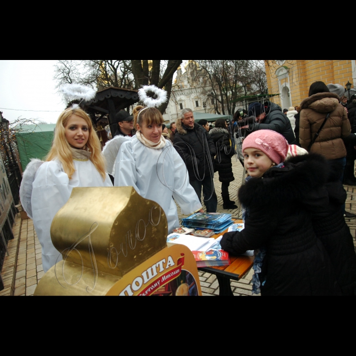 У рамках благодійного ярмарку «Три мішечки від Миколая» відкрито благодійну лаврську ялинку на Соборній вулиці Києво-Печерського заповідника. Для дітей проводитимуть майстер-класи з виготовлення годівничок для птахів -  16 і 19 грудня початок о 15.00, 17 і 18 грудня - 12.00. Працюватиме «Пошта Святого Миколая».  На благодійному ярмарку  «Три мішечки від Миколая» можна буде придбати святкові подарунки: мед, цукерки, пряники, ікони, ляльки ручної роботи, сувенірні свічки, керамічні підсвічники, валяні прикраси та одяг.