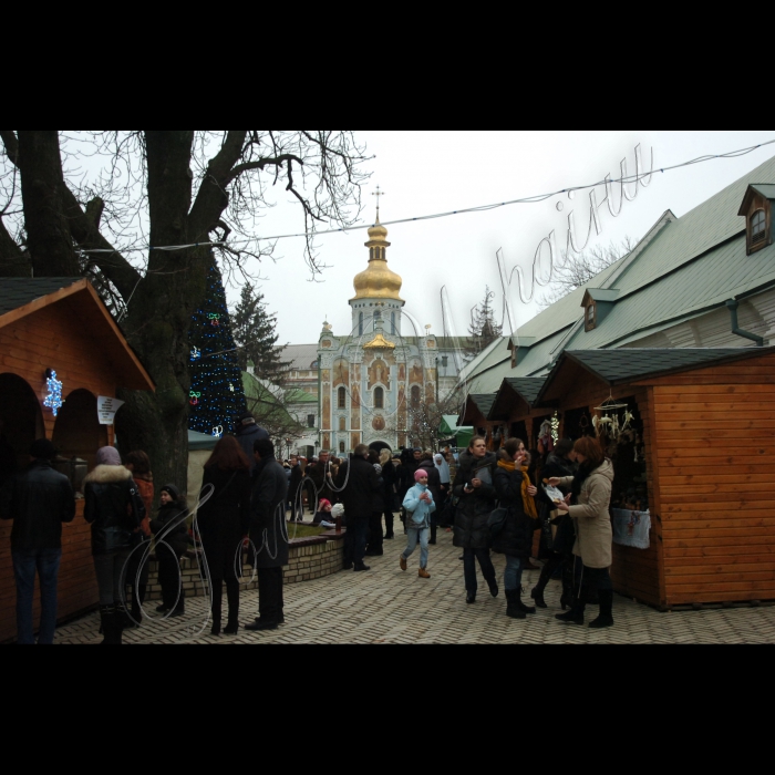 У рамках благодійного ярмарку «Три мішечки від Миколая» відкрито благодійну лаврську ялинку на Соборній вулиці Києво-Печерського заповідника. Для дітей проводитимуть майстер-класи з виготовлення годівничок для птахів -  16 і 19 грудня початок о 15.00, 17 і 18 грудня - 12.00. Працюватиме «Пошта Святого Миколая».  На благодійному ярмарку  «Три мішечки від Миколая» можна буде придбати святкові подарунки: мед, цукерки, пряники, ікони, ляльки ручної роботи, сувенірні свічки, керамічні підсвічники, валяні прикраси та одяг.