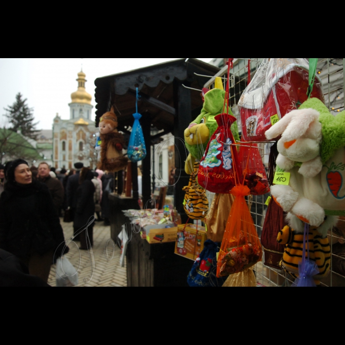 У рамках благодійного ярмарку «Три мішечки від Миколая» відкрито благодійну лаврську ялинку на Соборній вулиці Києво-Печерського заповідника. Для дітей проводитимуть майстер-класи з виготовлення годівничок для птахів -  16 і 19 грудня початок о 15.00, 17 і 18 грудня - 12.00. Працюватиме «Пошта Святого Миколая».  На благодійному ярмарку  «Три мішечки від Миколая» можна буде придбати святкові подарунки: мед, цукерки, пряники, ікони, ляльки ручної роботи, сувенірні свічки, керамічні підсвічники, валяні прикраси та одяг.