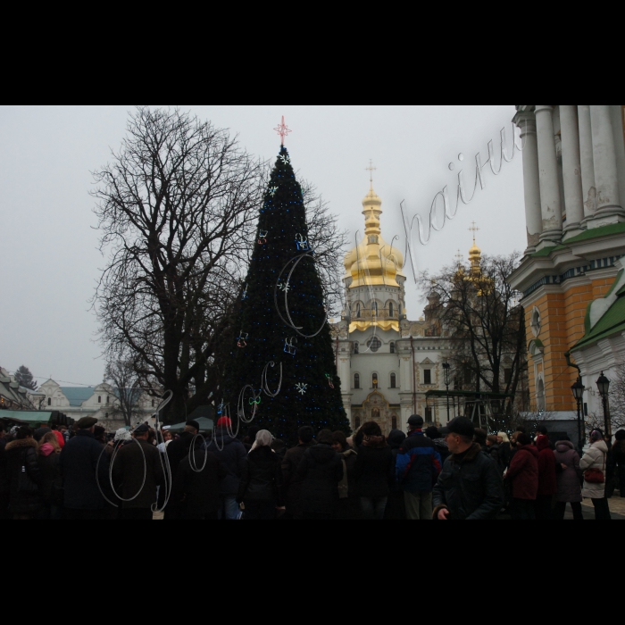 У рамках благодійного ярмарку «Три мішечки від Миколая» відкрито благодійну лаврську ялинку на Соборній вулиці Києво-Печерського заповідника. Для дітей проводитимуть майстер-класи з виготовлення годівничок для птахів -  16 і 19 грудня початок о 15.00, 17 і 18 грудня - 12.00. Працюватиме «Пошта Святого Миколая».  На благодійному ярмарку  «Три мішечки від Миколая» можна буде придбати святкові подарунки: мед, цукерки, пряники, ікони, ляльки ручної роботи, сувенірні свічки, керамічні підсвічники, валяні прикраси та одяг.