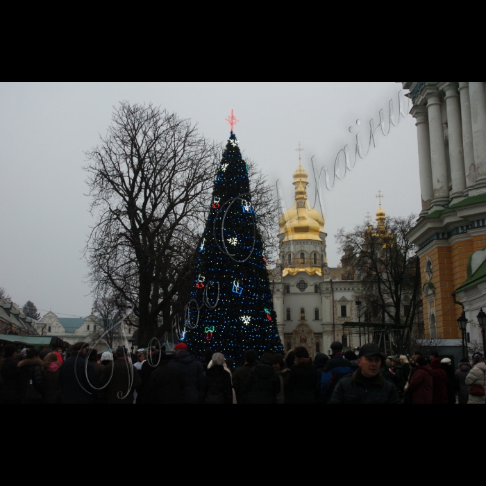 У рамках благодійного ярмарку «Три мішечки від Миколая» відкрито благодійну лаврську ялинку на Соборній вулиці Києво-Печерського заповідника. Для дітей проводитимуть майстер-класи з виготовлення годівничок для птахів -  16 і 19 грудня початок о 15.00, 17 і 18 грудня - 12.00. Працюватиме «Пошта Святого Миколая».  На благодійному ярмарку  «Три мішечки від Миколая» можна буде придбати святкові подарунки: мед, цукерки, пряники, ікони, ляльки ручної роботи, сувенірні свічки, керамічні підсвічники, валяні прикраси та одяг.