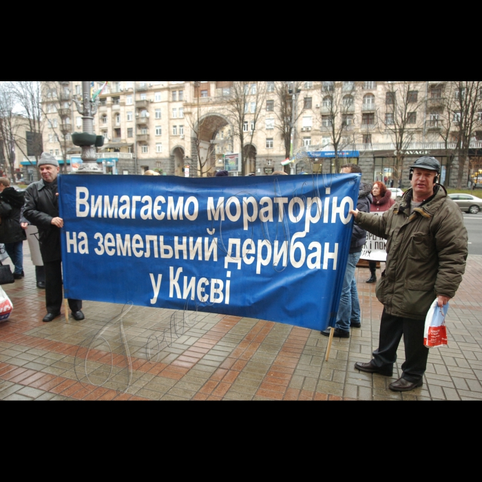 Біля Київської міської ради розпочалася акція з вимогою категорично відхилити Стратегію розвитку міста Києва до 2025 року як документ, розроблений в інтересах будівельних комерсантів і спрямований на подальше погіршення умов проживання в столиці. Організатор акції – громадянська кампанія «Форум порятунку Києва». 