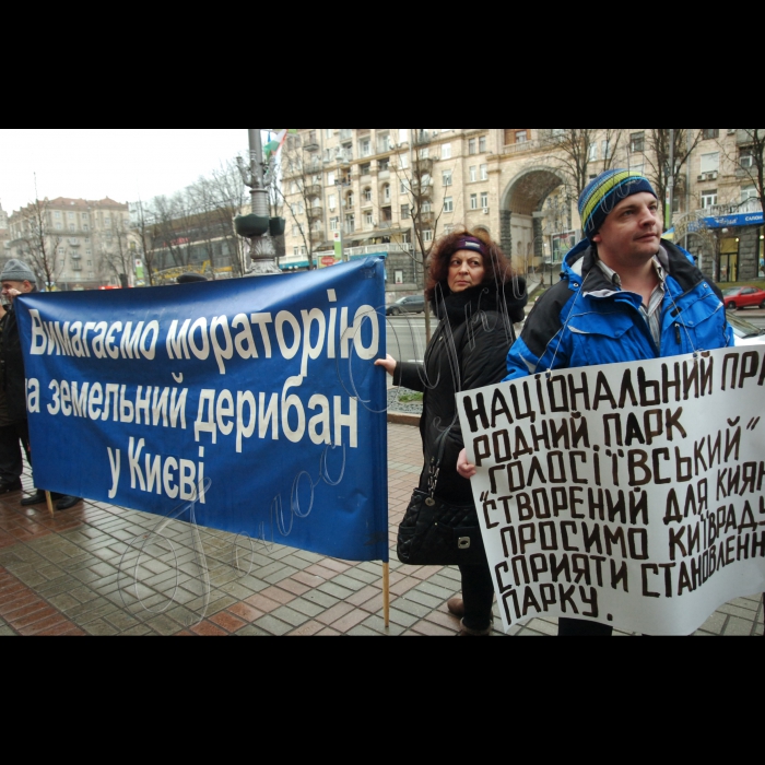 Біля Київської міської ради розпочалася акція з вимогою категорично відхилити Стратегію розвитку міста Києва до 2025 року як документ, розроблений в інтересах будівельних комерсантів і спрямований на подальше погіршення умов проживання в столиці. Організатор акції – громадянська кампанія «Форум порятунку Києва». 