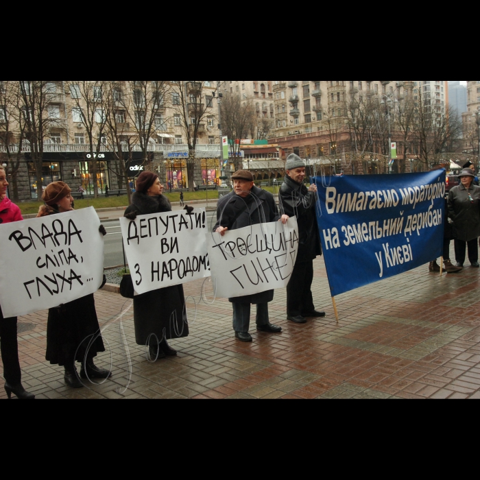 Біля Київської міської ради розпочалася акція з вимогою категорично відхилити Стратегію розвитку міста Києва до 2025 року як документ, розроблений в інтересах будівельних комерсантів і спрямований на подальше погіршення умов проживання в столиці. Організатор акції – громадянська кампанія «Форум порятунку Києва». 